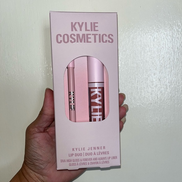 Kylie Jenner Lip Kit - Picture 2 of 7